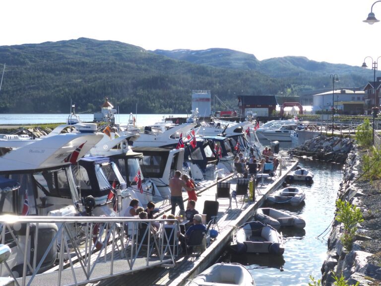 Om ikke så alt for lenge blir det tid for Båt og Fjord festival igjen.|Kjell-Idar Juvik i kjent positur som altmuligmann og speaker under Hemnes Båt -og Fjordfestival.