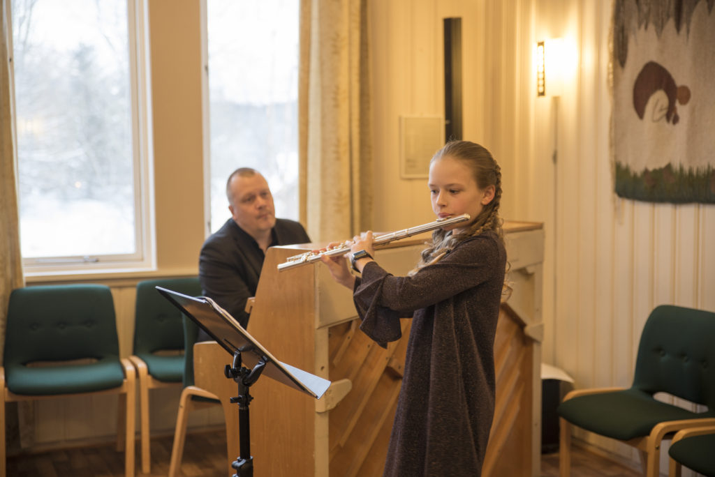 Lisbeth Buskli og Tor-Petter Aanes sang og spilte fine melodier til ære for Harald Brygfjell.