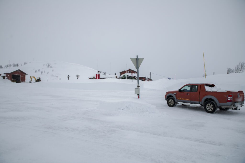 |Selv nær toppen der det vanligvis er brøytekanter på flere meter er det lite snø