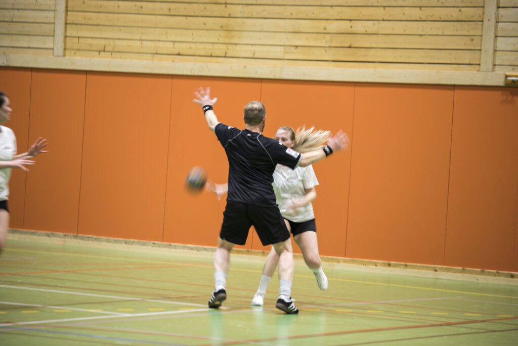 Det ble mange harde dueller under gårsdagens kamp