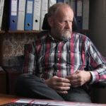 |Janne Tuven må hente vatn hos naboer-|Vatn oppbevares i bøtter og spann på badet.|Janne Tuven opplever det som belastende å må bære alt vatnet inn i boligen. Spesielt når det er store snømengder og dårlig brøytet veg.|Hemnes kommune har ikke klare planer for organisering av vann- og avløpsløsningen for boligene ved gruva.