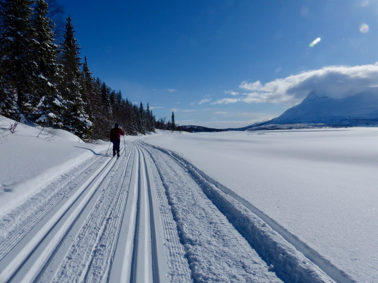 Det synges om "på ski på ski og mil etter mil" I nydelige skispor kunne man nyte en fantastisk palmesøndag på Tustervatnet.|På denne hytta fant vi løypesjefen selv