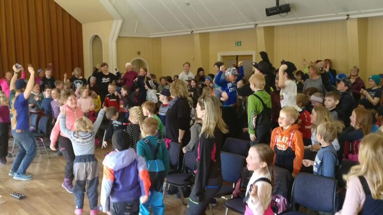 Selv om det ikke var noe bord å danse på ble det heftig nok når 1.-7. klasse ved Korgen sentralskole dansehoppet med Ravi.|May Margrete mente det var bedre å gi bort en hjertesjokolade til noen man liker enn å kysse dem når de ikke har lyst til å bli kysset. Det var dagens absolutte visdomsord