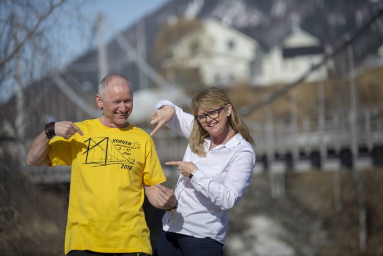 Otto Jonny Derås og Elisabeth Ødegård reklamerer heftig for Korgen Sommerfestival. Så langt har de drøyt 40 ulike arrangement inne i programmet.|Enhver festival har sine sponsorer mener Elisabeth Ødegård. Otto Jonny Derås har hele ryggen ledig