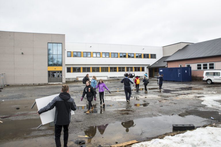 Elevene flytter alle sine saker og enda litt til inn i den nyrenoverte skolen.|Jenny Elisabeth Falmår og Maja Oksfjellelv er imponert over hvordan skolen ser ut nå og gleder seg til å ta den i bruk.|Linnea Dambråten er godt i gang med å rydde på plass tingene og setter samtidig pris på den gode luften nyskolen har å by på.|Lang