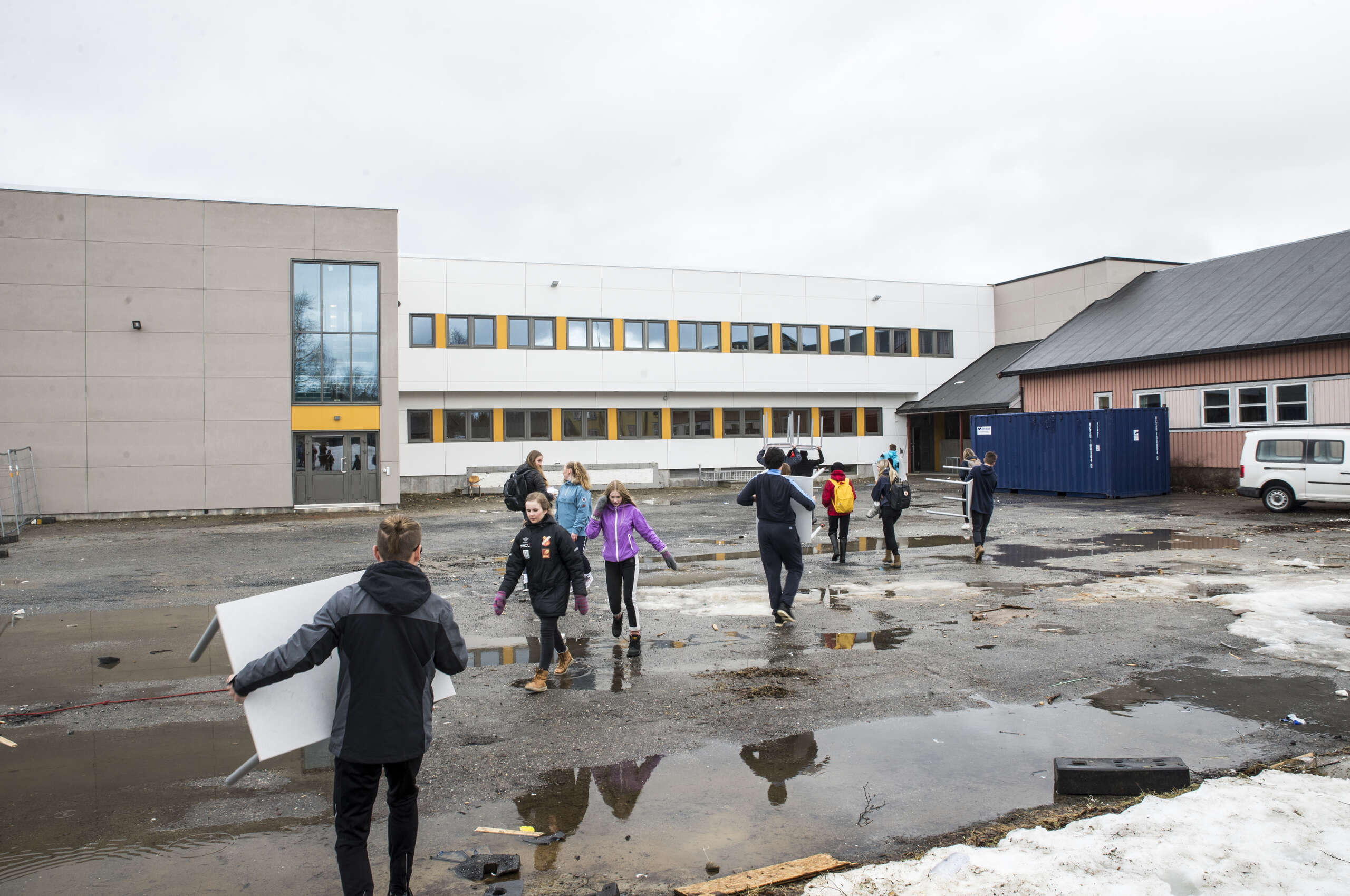 Elevene flytter alle sine saker og enda litt til inn i den nyrenoverte skolen.|Jenny Elisabeth Falmår og Maja Oksfjellelv er imponert over hvordan skolen ser ut nå og gleder seg til å ta den i bruk.|Linnea Dambråten er godt i gang med å rydde på plass tingene og setter samtidig pris på den gode luften nyskolen har å by på.|Lang