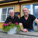 Styreleder i Olderneset Utleiebygg, Bjørn Skaret og daglig leder i Korgen Vertshus, Snorre Kristiansen er fornøyd med oppussingen. Straks skal også den gule fargen på huset byttes ut.