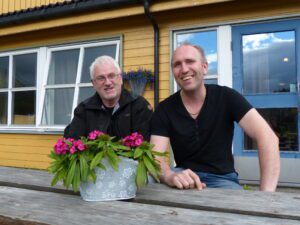 Styreleder i Olderneset Utleiebygg, Bjørn Skaret og daglig leder i Korgen Vertshus, Snorre Kristiansen er fornøyd med oppussingen. Straks skal også den gule fargen på huset byttes ut.