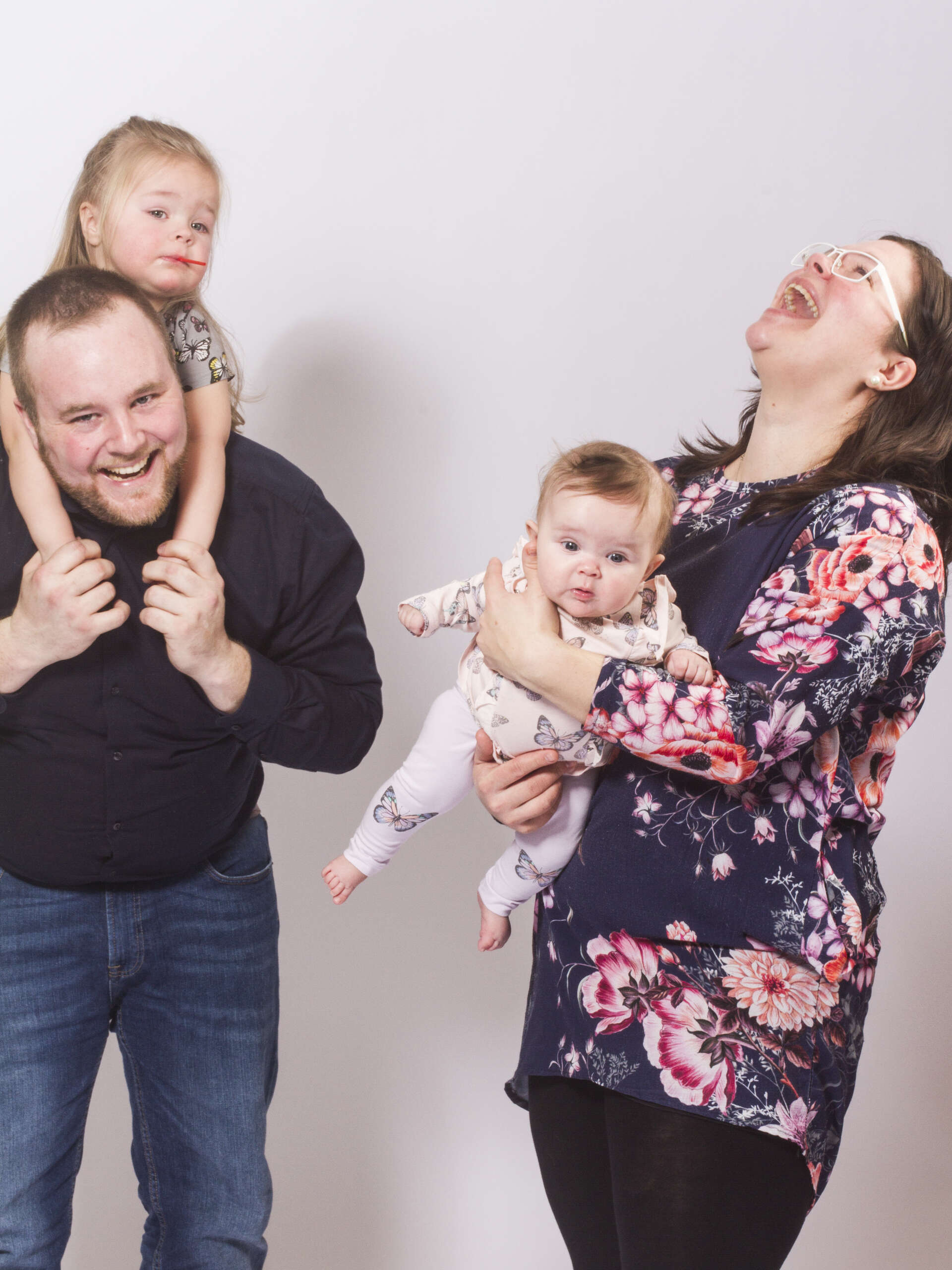 Med litt misfornøyde småtasser hos fotografen bragte det fram stor latter hos foreldrene