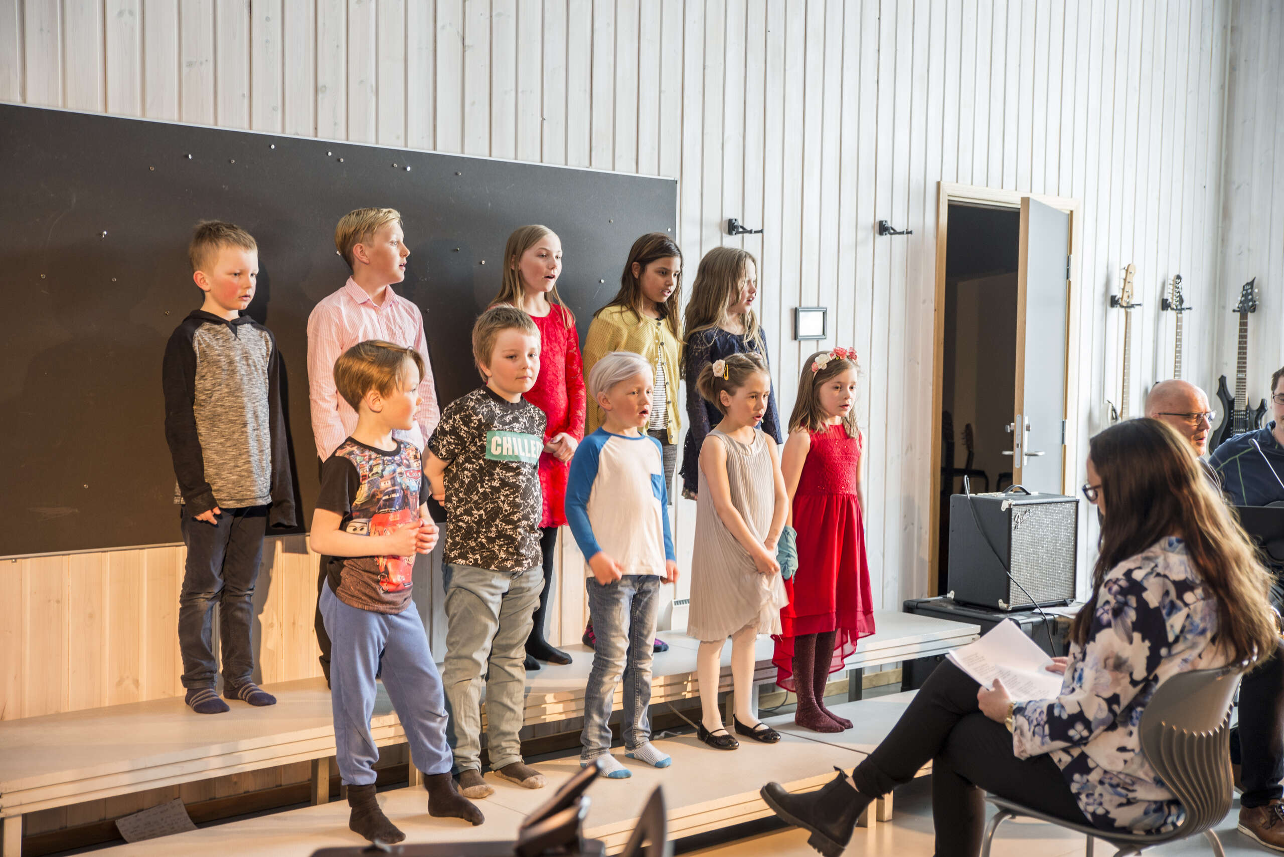 Småskolekoret sang mange gode klassikere fra Knutsen og Ludvigsen. De fikk også med seg publikum på allsang.|Sander Granskogli Syversen og Atne Niila Anti var solister på "Kalle Theodor"