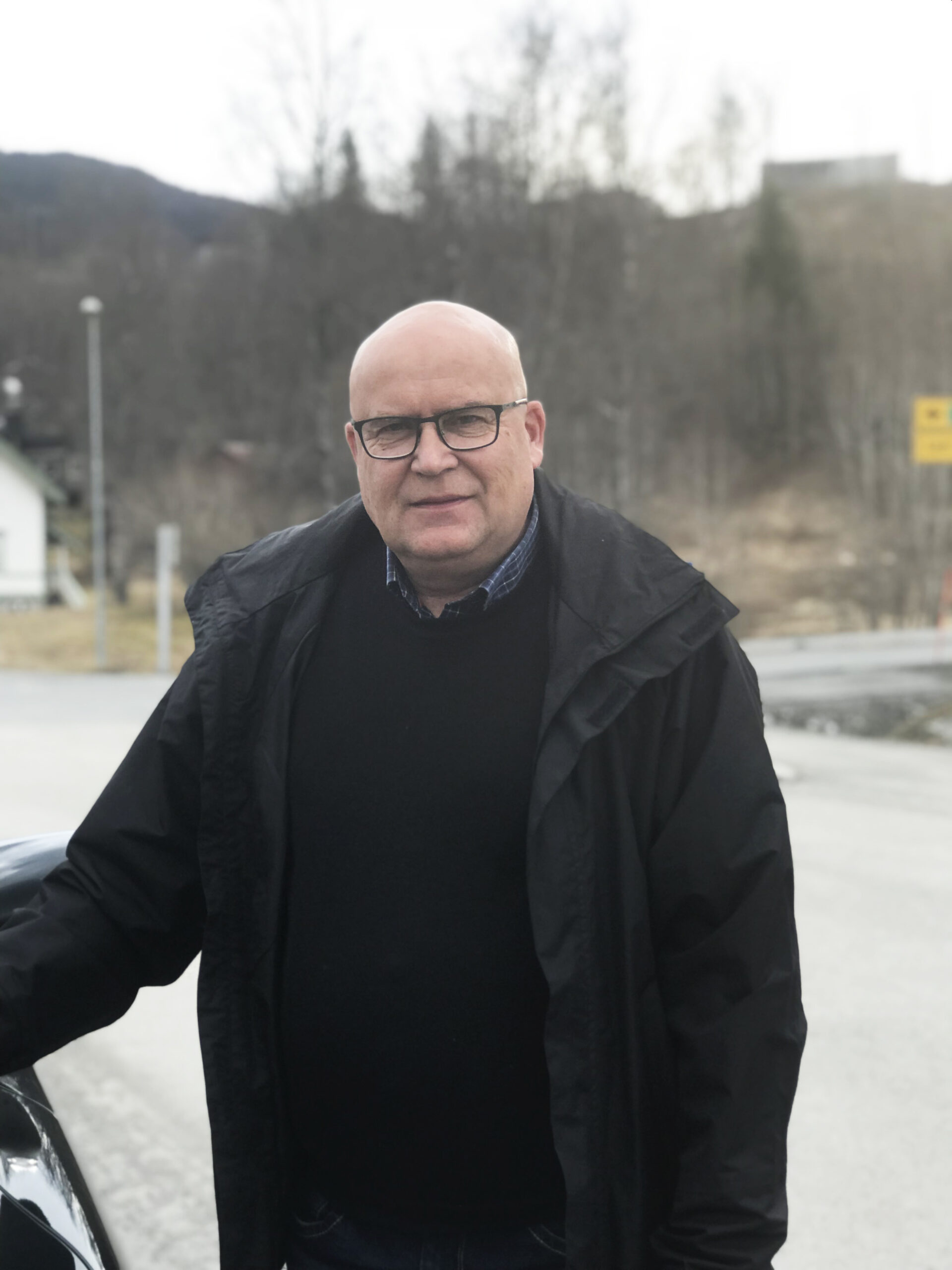 Jon Ervik (bildet) og Arvid Martinsen har tatt initiativ til et folkemøte om oppvekstvilkårene i Hemnes. Nå ønsker de at flotte planer om framtiden blir tatt i aktiv bruk.