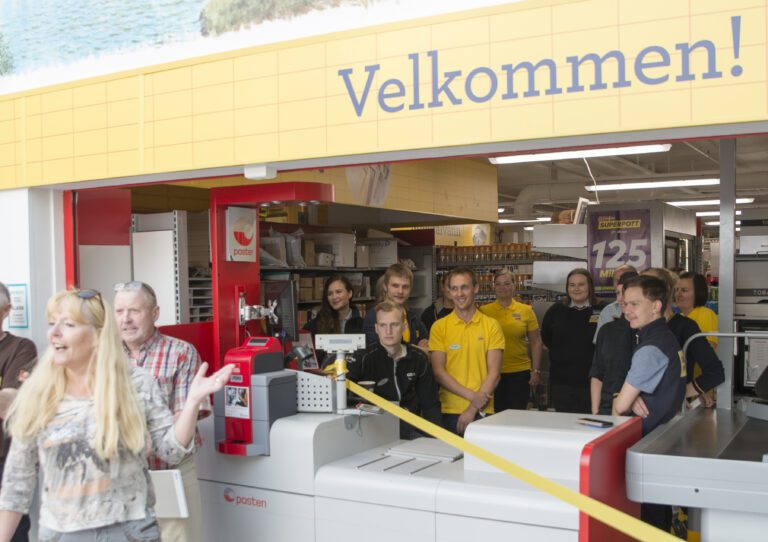 De ansatte står klar og bare venter på at snoren skal kuttes. Daglig leder Ingrid Thom fortalte om hvordan de hadde jobbet nær sagt natt og dag for å komme i mål til åpningen.|Erlend Ervik tok over som butikksjef i fjor.