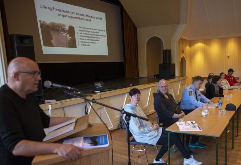 Jon Ervik (til venstre) er en av initiativtakerne til debatten. Han lovte at det denne debatten skal følges opp