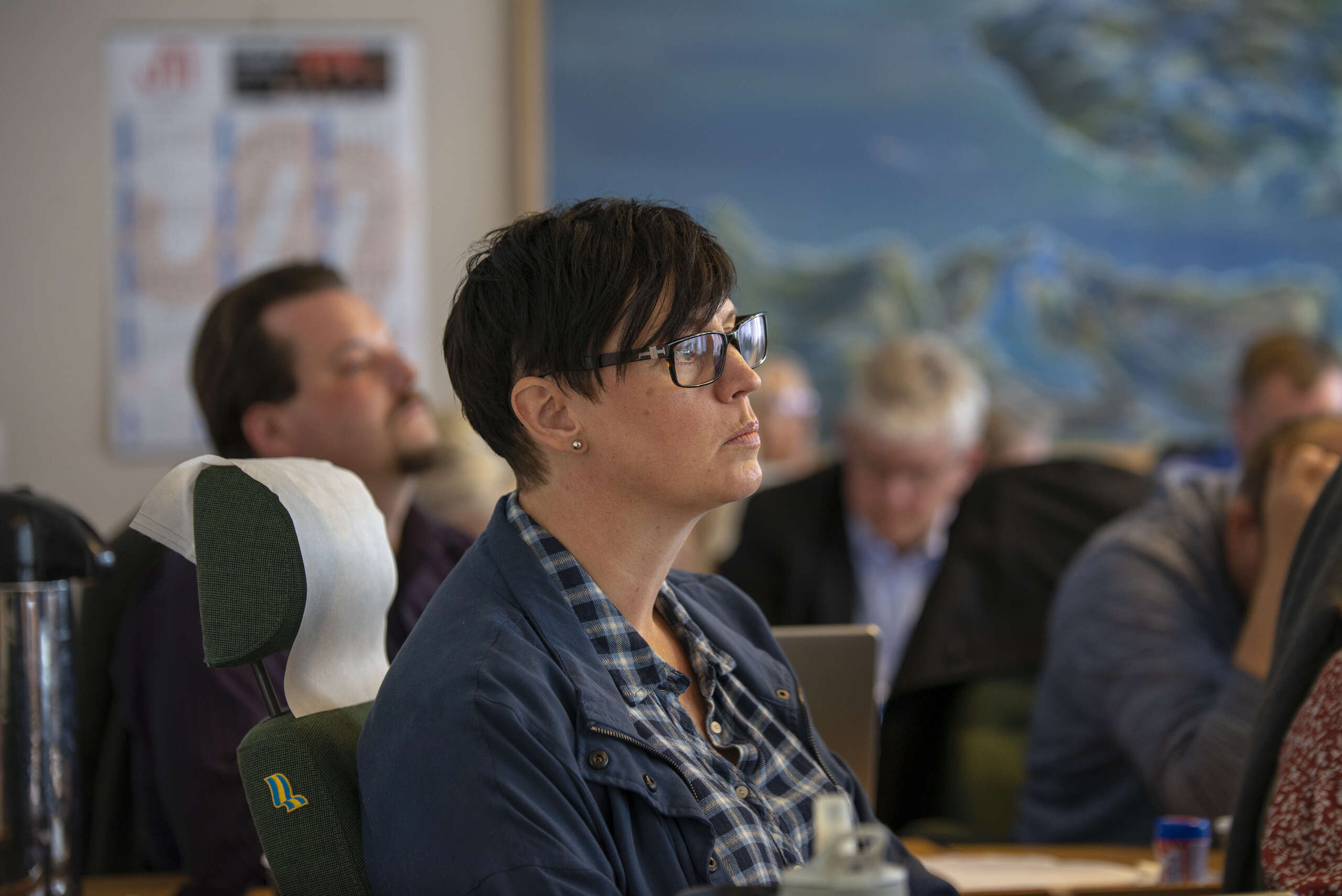 Elin Wullum (SV) står på flyttefot og var i sitt siste kommunestyremøte. Hun benyttet anledningen til å både irettesette drittkasting på sosiale medier og oppfordring til å våge å ta de viktige beslutningene.|Per Øyvind Eriksen og Vidar Lenningsvik har begge forlatt Arbeiderpartiet. De gjorde dem ikke mindre taletrengte