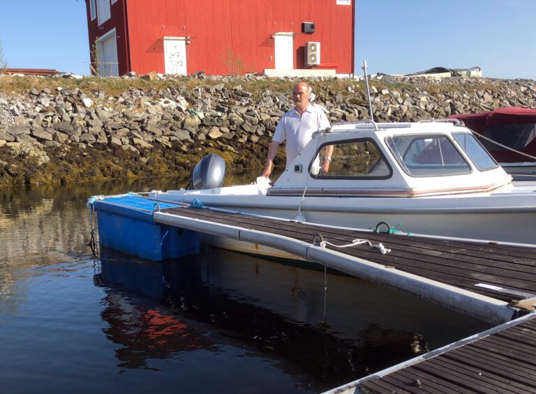 Roy Wik i sin båt innerst i marinaen på Hemnesberget ønsker et overvåkningskamera på veggen av den nye pumpestasjonen.|Roy Wik har laget en vegg med dør foran i båten for at bensintanken skal få være i fred for frekke tyver. Nylig prøvde då bryte opp hengelåsen uten å lykkes å få tak i bensin.