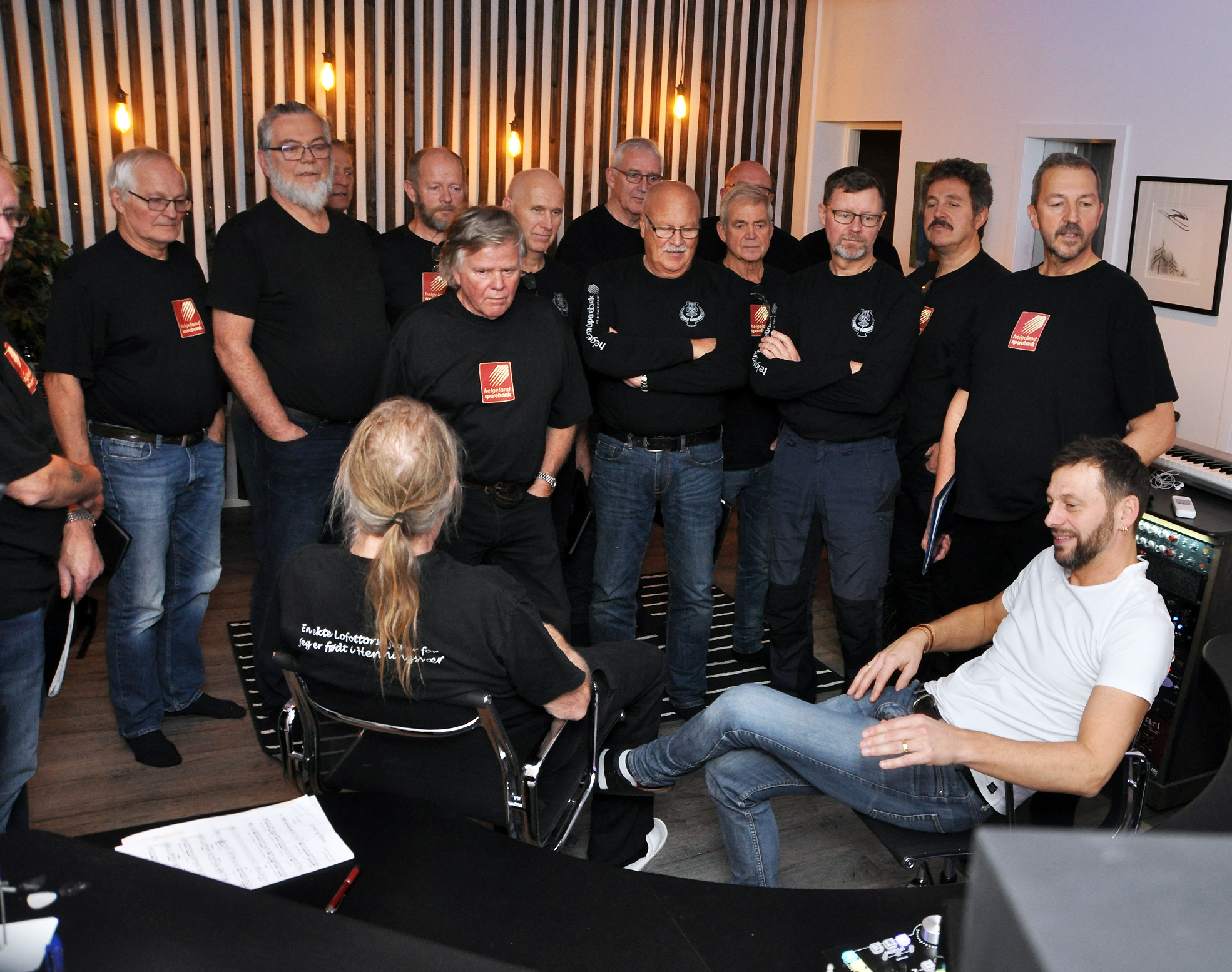 Noen av Hemnes Mannskor sine sangere lytter gjennom opptakene lørdag 4. oktober 2017 i Studio Nord hos Fred Endresen i Mosjøen.|Arnstein Møllevik