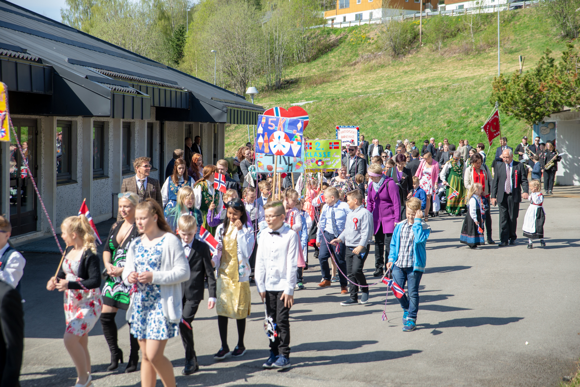 Oppstart for folketoget på Finneidfjord.|Finstasen er på.|Her bæres klassefanene på rekke og rad.|Fremst i toget ser man Finneidfjord skole sin fane.|Solen tittet frem og temperaturen var god. Det gir blide folk på 17. mai.|En kunne også skimte en russ i toget.|17. mai-stemning i flere hager.|Toget gikk også langs fv 808.|Barnehagen var også representert med en fane.|Alle klassene på skolen var godt representert i toget.|Hemnes skolemusikkorps spilte opp til marsj i toget.|Både store og små var representert i korpset.