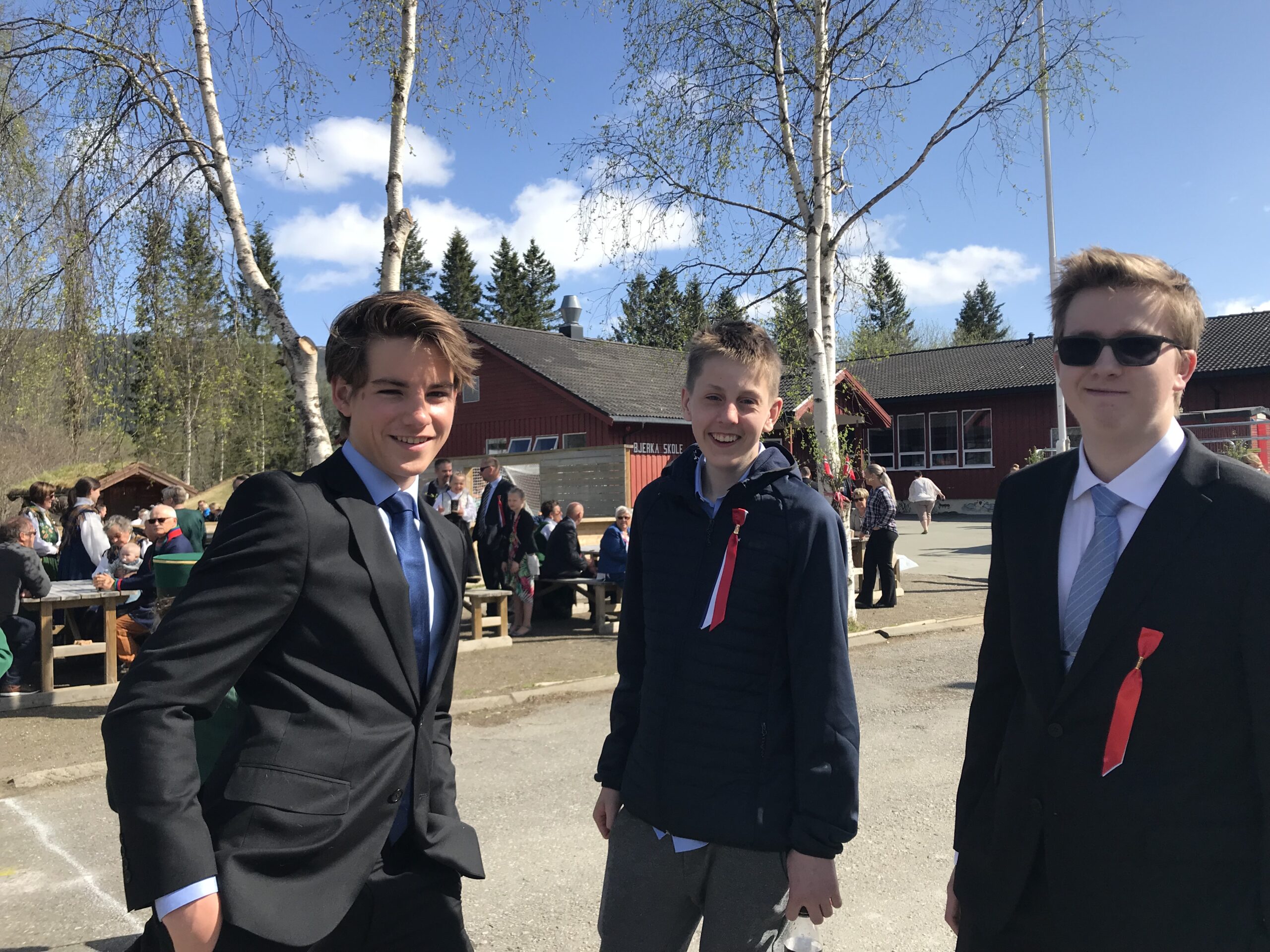 Dresskledde gutter klar for dagens feiring.|Kristin Vassdal Evensen i bunaden.|Korgen skolemusikkorps spiller opp til musikk og marsjering.|Mange bjerkaværinger ønsket å gå i tog.|Bjerka barnehage med sin fane.|Barna hadde øvd inn flere sanger.|Torstein Evensen fikk BILs "Bidra i lag"-pris.|Pilkasting på gang.|Melkespannkasting var også på programmet.|.. med potet!|Det var godt oppmøte på Bjerka og mange gikk i tog