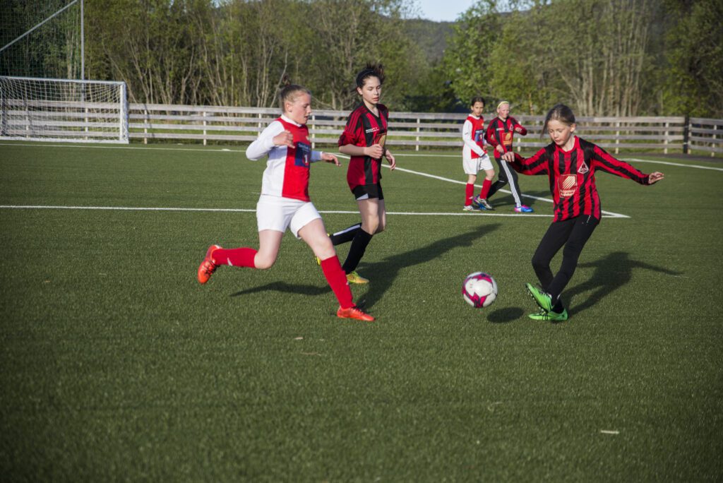 Fotballjentene fra Hemnesberget viste muskler mot Åga IL onsdag kveld. Det ble en overbevisende 13-1-seier til hjemmelaget.