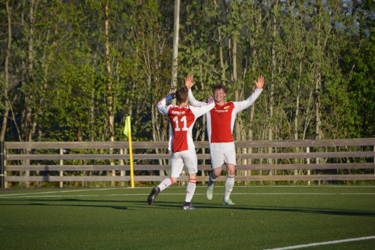 Ole Martin Akselsen har nettopp fått servert ballen fra venstre kantspiller Henning Hansen og puttet ballen i mål. Akselsen scoret også 1-0 målet på straffespark.|