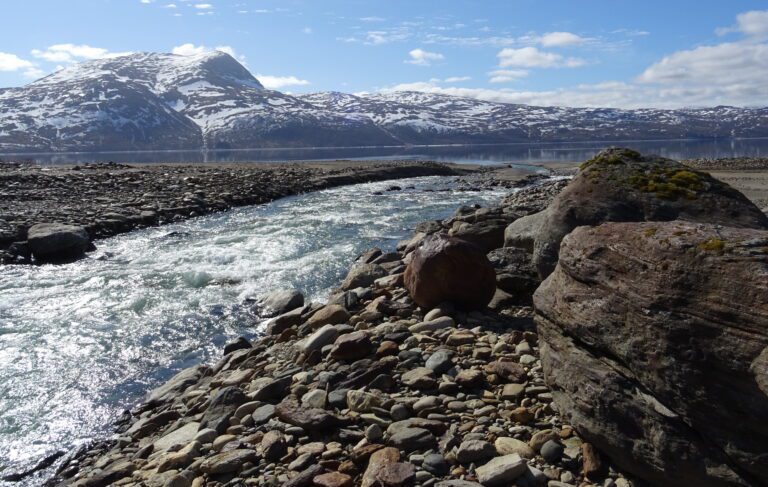 Et goldt steinlandskap blir gjennomvaska av ei sprelsk elv