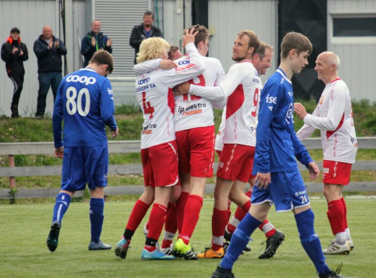 Sondre Vassdal har utlignet og blir gratulert av glade lagkamerater|Dagens mest uheldige var Lukas Skogvoll. Fauske-spilleren ble sendt til sykehus med det som muligens er brudd i tommelen.|Keeper Tor-Kristian Ågnes Johansen  var bortelagets beste spiller og holdt lenge ballen utenfor mål. Her kan han puste ut - ballen trilller på utsiden av mål.|Det ble ingen mål på Eirik Flostrand i dag