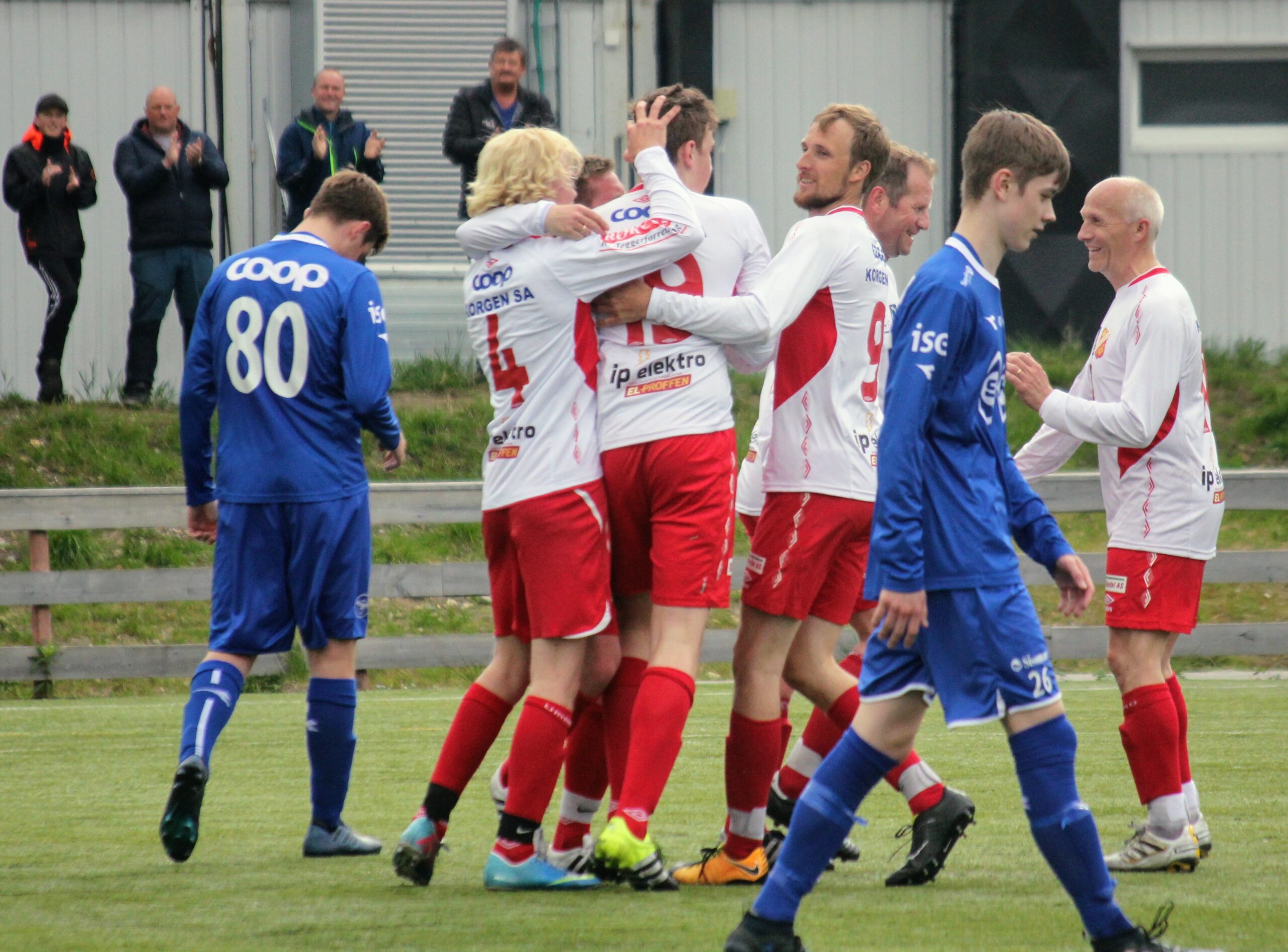 Sondre Vassdal har utlignet og blir gratulert av glade lagkamerater|Dagens mest uheldige var Lukas Skogvoll. Fauske-spilleren ble sendt til sykehus med det som muligens er brudd i tommelen.|Keeper Tor-Kristian Ågnes Johansen var bortelagets beste spiller og holdt lenge ballen utenfor mål. Her kan han puste ut - ballen trilller på utsiden av mål.|Det ble ingen mål på Eirik Flostrand i dag