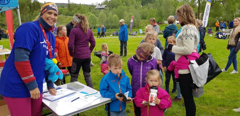 Mange barn deltok på natursti i SVartebukta arrangert av Barnas Turlag. Anne Karen Vasdal er primus motor.