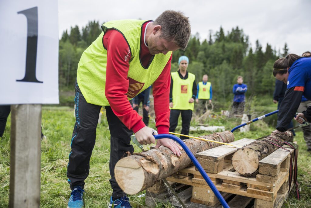 Are Stenvoll kommer godt i gang med sagingen.|Korgen Sør kommer seg kjapt i båten.|Johannes Øverleir kliver vedlumpen i fire deler.|En liten krasj på vannet.|Folkehjelpen drar inn seieren i bronsefinalen.|Korgen Nord vinner!|Vinnerlaget med bil og hytte!