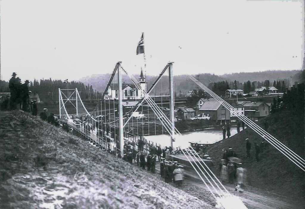 24. oktober 1938 ble Korgen bru åpnet med stor festivitas. Vi ser tydelig flaggene i hver ende av broen