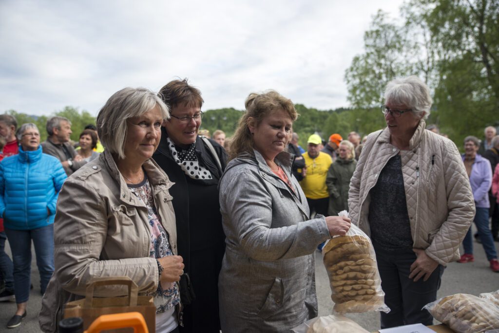 Elin Nilsen med sine passasjerer ble beste bil. De forsynte seg med kamkake som premie.|Ketil Levang og Ray Levang med passasjerer måtte ta til takke med sisteplassen da de var lengst unna idealtiden.|Odd Jomar Ottermo med barnebarn var bare fem sekunder unna vinnertiden.|Nils Skreslett og Arne Håpnes tok tiden.|Bjørnar og Bente Hjerpbakk ved grillhytta på Baklandet.