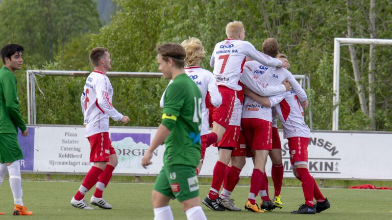 Erlend Ervik har vært skadet og ikke spilt i år. I dag kom han innpå etter 85 minutter og scoret i sitt første spark på ballen. Det medførte feiring.|Mats Buskli har først avverget straffesparket