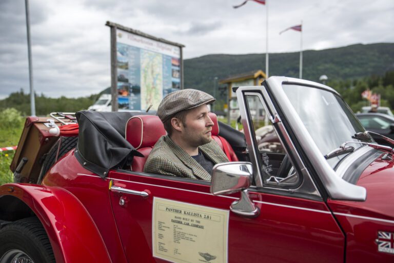 Kasper Rehnman i sin Panther Kallista.|Det luktet svidd da sjåførene var på tur hjem.|Peter Birger Flostrand var godt fornøyd med oppmøtet