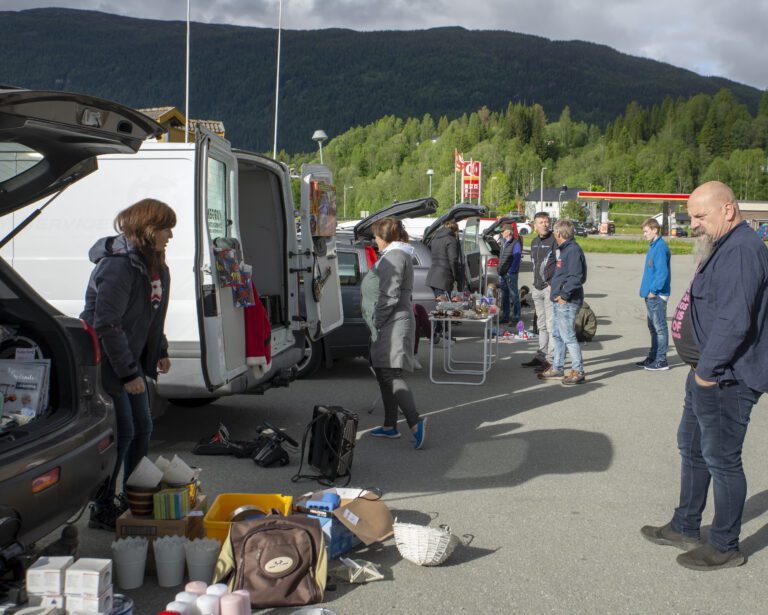 Sommerfestivalen hadde plass for masse lavterkselarrangement. Her har bagasjerommene blitt åpnet for bruktsalg. Det viste seg fort at de ulike selgerne fant spennende ting i naboens bagasjerom.|Parkrock i Svartebukta var ett av arrangementene under Korgen Sommerfestival. Værgudene forbarmet seg over arrangørene