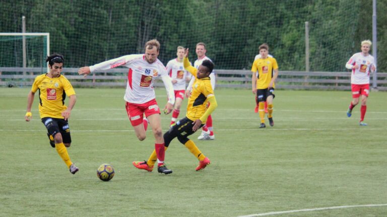 Eirik Flostrand har hatt en bra vårsesong. I dag ble det to mål og en målgivende|Vebjørn Valåmo hadde skudd i tverrligger - og denne som ble reddet av keeper|Trener Tony Tverå er tilfreds med vårsesongen|Petter Øren og Joakim Buskli tok ansvar på linja når både Tony Tverå og Erlend Ervik var på banen|Det ser ikke så veldig farlig ut - men Eirik Flostrand lukter mål. Han er først på returen som keeper må gi