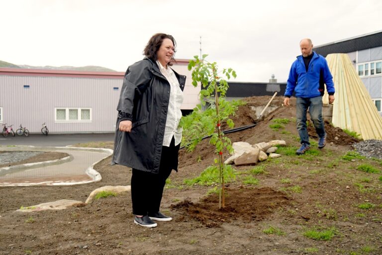 Ordfører Christine Trones fikk æren av å plante en Ask som tegn på kunnskap og læring.|Rektor Tore Wetting rettet en stor takk til alle som hadde bidratt i prosjektet. Her får Kåre Børli (til venstre) sin gave overrakt.|Steinar Jørgensen som har bidratt til planleggingen