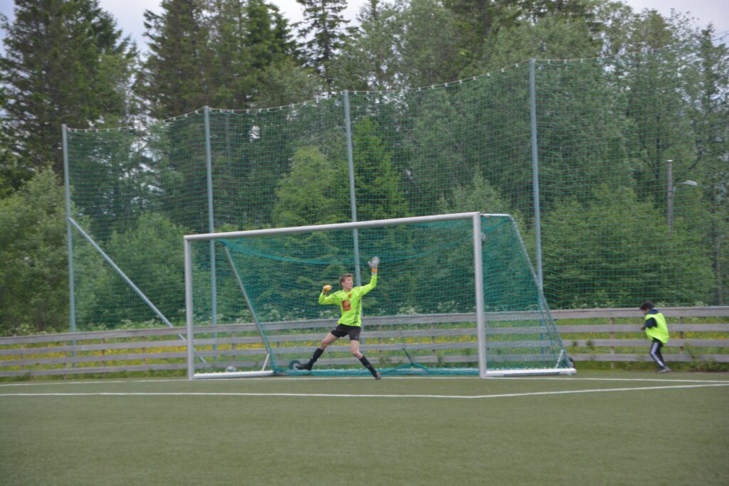 Patrick Gustavsen sørget for 1-0 etter nok ett fantastisk frispark. Kanskje årets mål så langt på Reina.|Elias Larsen spilte nok en meget god kamp for Hemnes. Denne gangen med to målgivende. Larsen var en konstant trussel mot B&Y IL.|Ole-Herman Bergem leverte ikke bare en god kamp