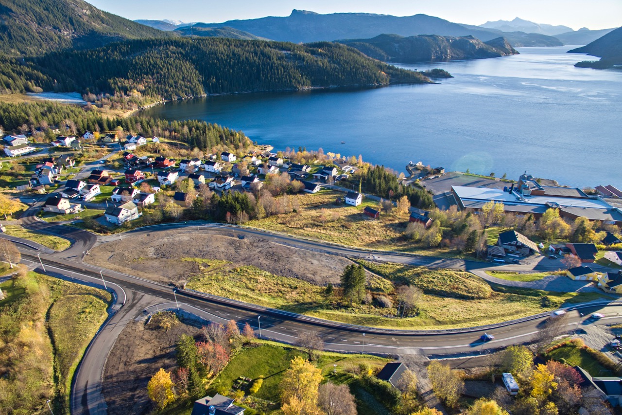Her på Skjæranmarka på Hemnesberget blir det om kort tid bli utlyst salg av 6 flotte boligtomter.|Odd Erik Larsen har nå fått regulert inn 6 flotte tomter på Skjæranmarka.||Tomtene ligger "midt i smørøyet"