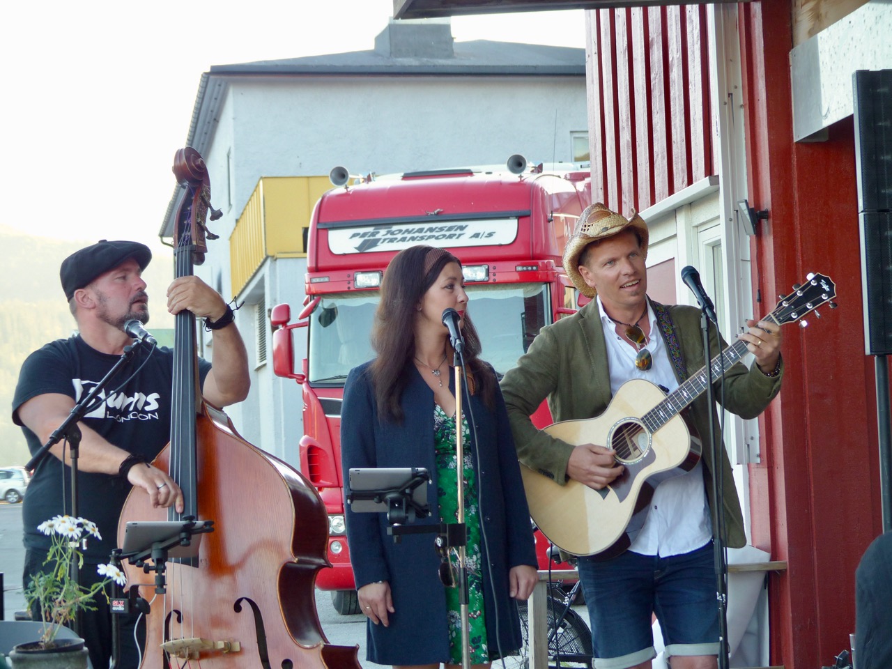 Sammen med Per Johansen transport a/s har disse musikerne laget en ny tradisjon på Hemnesberget. De har møtt opp her på samme tid i 4 år nå!||Fv. Holger
