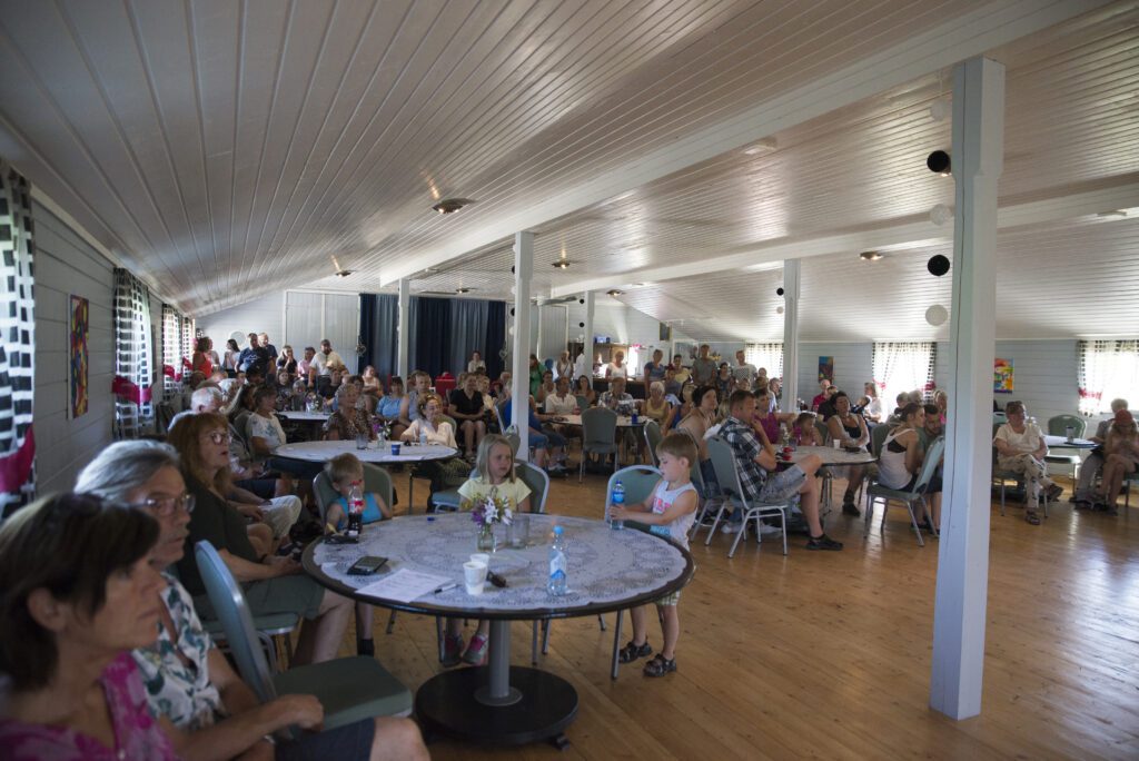 Det var til sammen over 250 stykker som tok seg turen til Furulund på Sommerkonsertene.|Kristian Rødvand var årets konferansier.|Lotte Lise Leknes imponerte med sang og gitarspill.|Hallvard Kjelen entret scenen under Sommerkonsertene.|På martna-området var det rom for å skaffe seg nye klær.|På standen til Barnas Turlag kunne man utfordre kreativiteten.|Teodor Tuven solgte håndverk i tre.|Astri Målvatn koser seg med såpebobler.|Thea Sofie