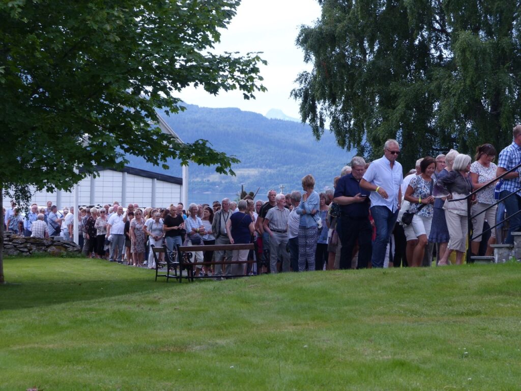 Lang lang rekke for å overvære Sigvart Dagsland og Tord Gustavsen trio i Hemnes kirke på torsdag.|En trofast gjeng med jazzfolk samlet og klar for konsert.||Fv. Tove Præsteng