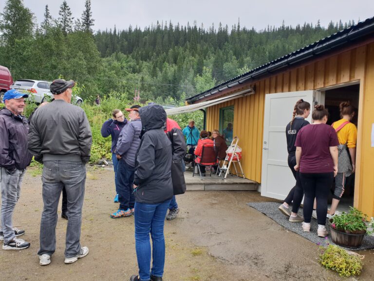 Folk trosset regnet og deltok på aktiviteter både inne og ute.|En gjeng moværinger hadde tatt seg turen på kamkakefestival. Fra venstre Jarle Nermark