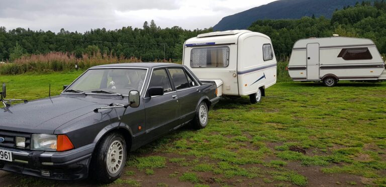 Ford Granada med Poletta campingvogn. Hobby 400 ADX-vogn i bakgrunnen.|Thor Erik Tustervatn arrangerte veterancamptreff for første gang og koste seg i årestua på lørdagskvelden.|God stemning blant treffdeltakerne i årestua.|John-Børge Westgaard har campet rundt om i Norge og Sverige i årtier