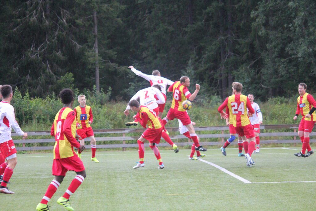 Sondre Vasdal header inn 1-1.|Kveldens kamp hadde også banestorming - av den hyggelige sorten. En katt.|Joakim Buskli og Korgen måtte ta telling mot Nesna. Bortelaget slo knockout på Korgværingene.