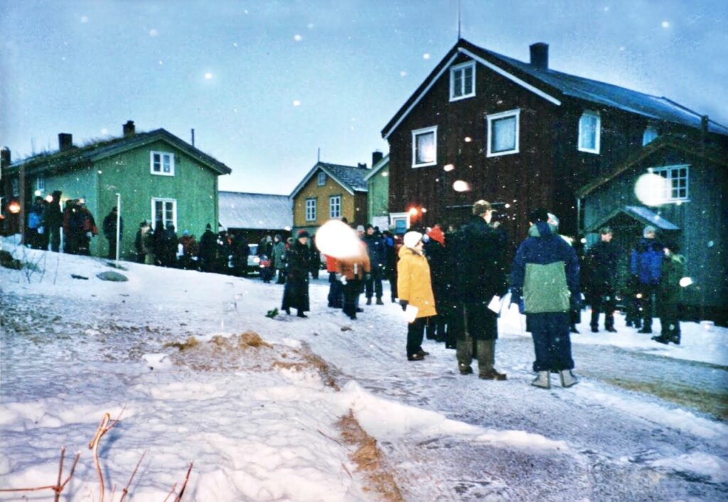 Under seremonien på Tusenårsstedet var det sludd og snø. Men mange hadde møtt opp. Bildet er lånt fra Toril Furuhatt.|Slik fremkommer det bevaringsverdige området på Lapphella når man bruker kommunens kart.|Bjørn Anton Larsen tar seg en velfortjent pause under arbeidene med å skifte sylla på Gunvorhuset i 2013|Lapphellas Venner fikk god hjelp fra Hemnes Kommune da de ønsket å sikre husene bedre mot Lapphelllveien.|Her ser vi en samling av noen fra Lapphellas Venner foran inskripsjonen for tusenårsstedet i 2014.