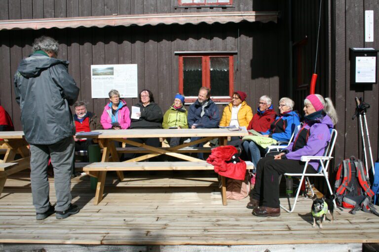 Prest Terje Halvorsen hadde preiken ute i solveggen på Kjendsvasshytta.|Hans Christian og Tone Merete Håland