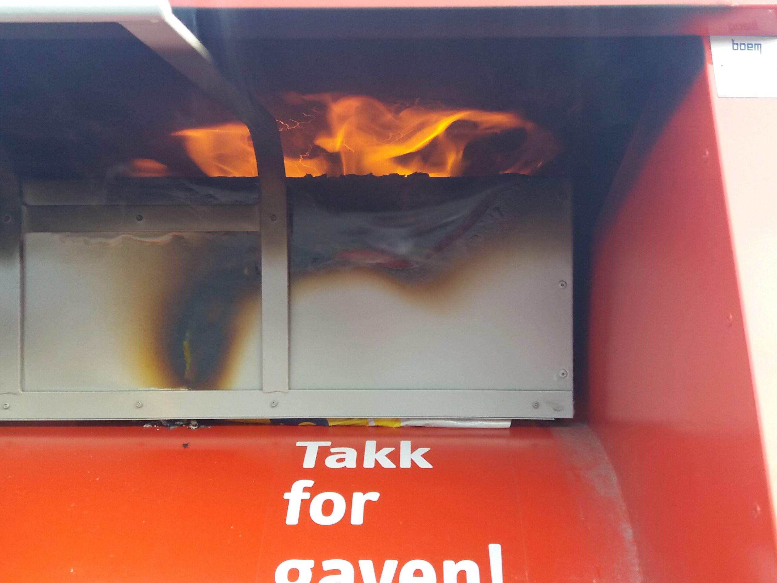 Flammene stakk ut av kontaineren som tilhører Fretex