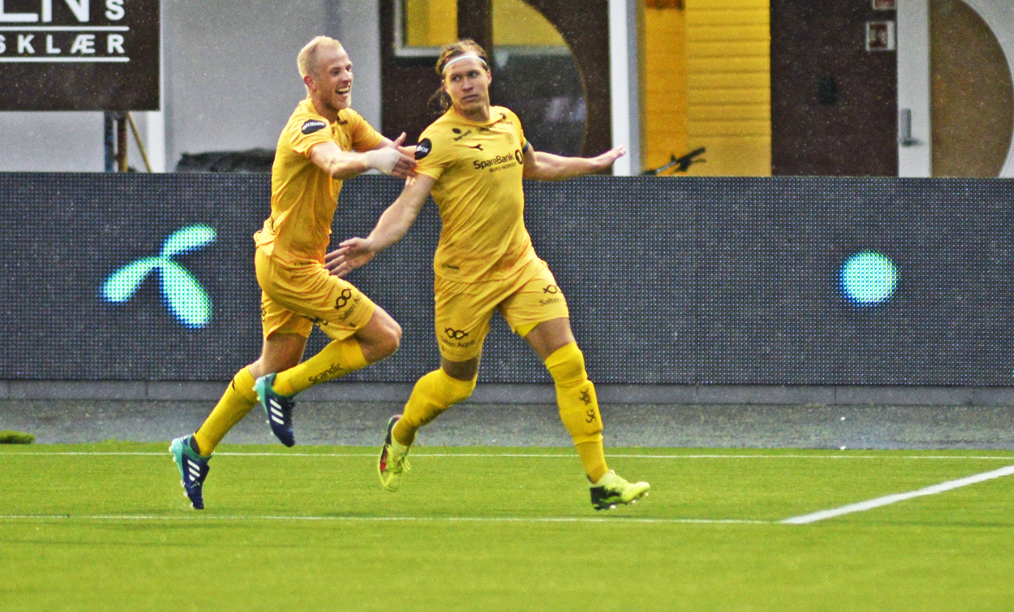 Bodø/Glimts Martin Bjørnbak scorer i kampen mellom Tromsø og Bodø/Glimt på Alfheim Stadion. Bak kommer Vegard Leikvoll Moberg.