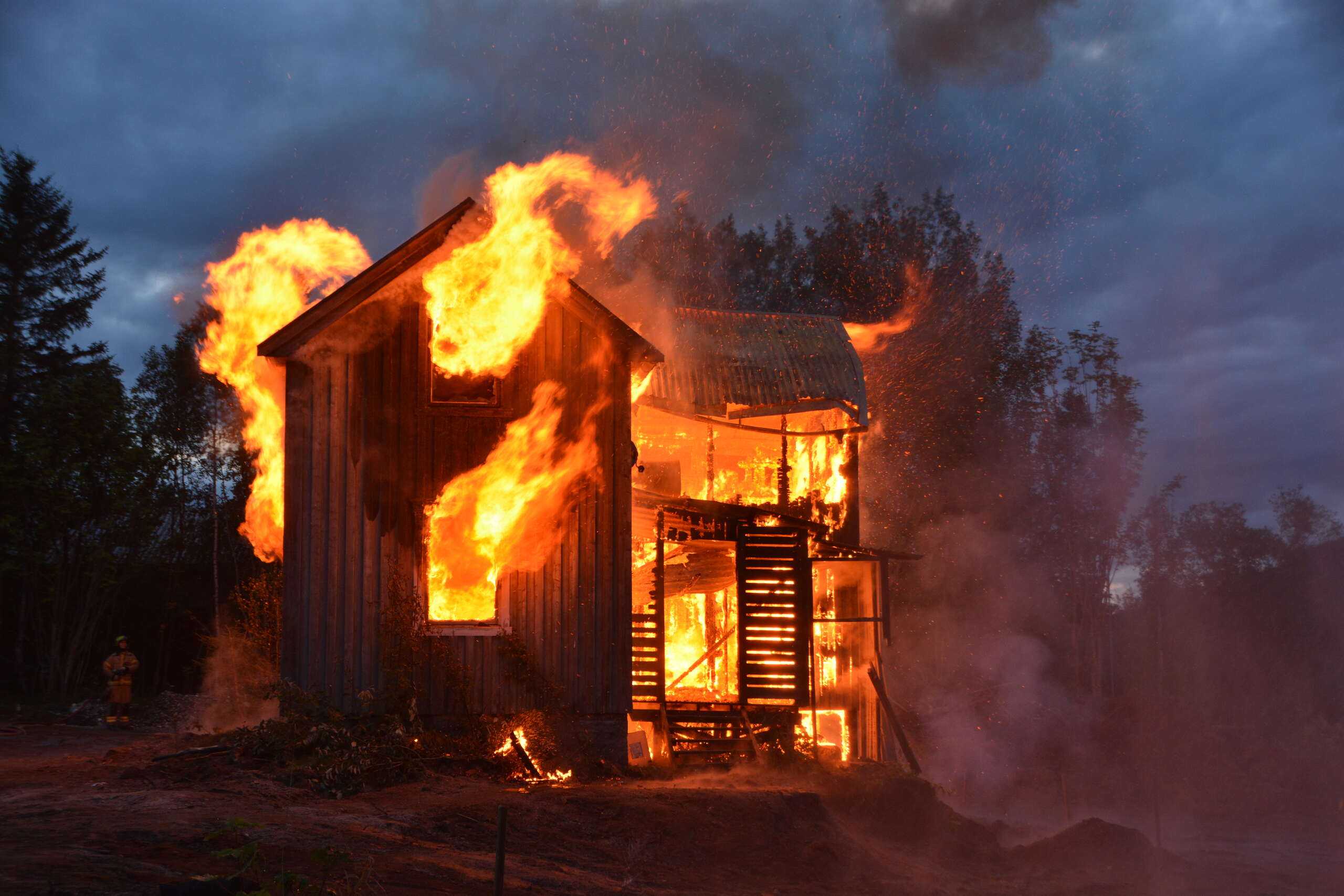 Det gamle huset i Myravegen 36 sa tirsdag kveld takk for seg. Det tømrede huset brant lenge før det hele var over. Nå blir det bygd nytt hus på samme sted.|Fungerende brannsjef Bjørn-Erik Dambråten var meget fornøyd med øvelsen på Myra. Hele brannkorpset på stedet var tilstede med back-up fra korpset i Korgen.