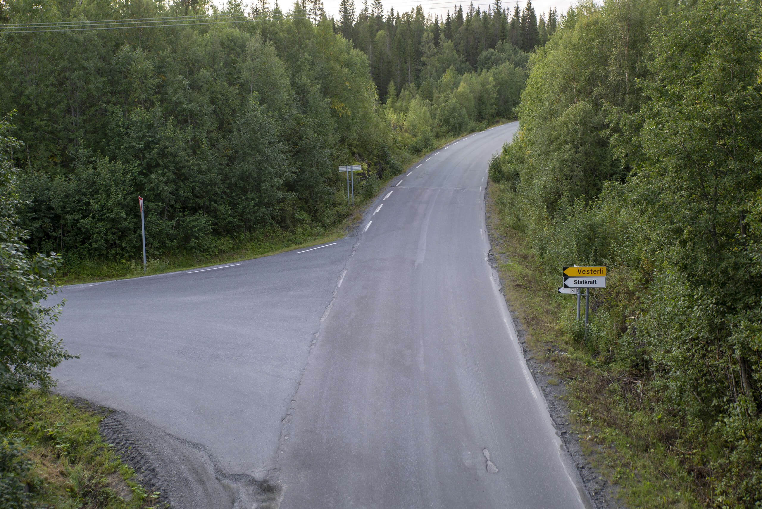 I rådmannens forslag skal Korgfjellveien fra krysset inn til Vesterli i framtiden ikke brøytes til Gjeskhågen lenger. I alle år etter at E6 ble flyttet til Korgfjelltunnelen har veien opp til toppen av Korgfjellet blitt åpnet til påske. En slik åpning vil i så fall bli dyrere i framtiden.|Avdelingsleder for vei og trafikk i Hemnes kommune